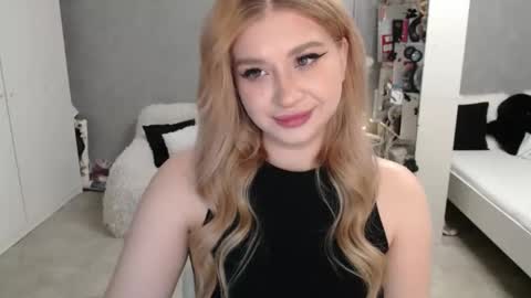 sweet_nicole_333 online show from 03/22/26, 09:23