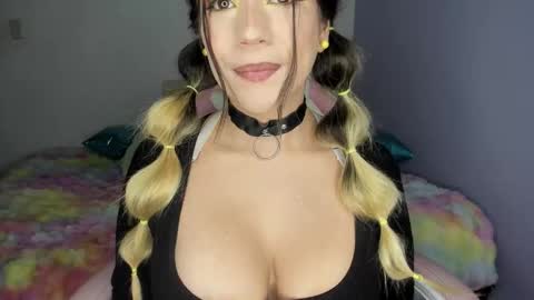 Snapshot of sweet_stephaniee chatting on 10/04/25, 06:44 online show from 10/04/25, 06:44