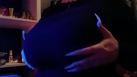 sweetcalciferr online show from 11/30/25, 08:13