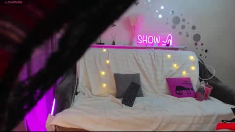 Snapshot of sweetcupcaks chatting on 02/14/26, 08:33 Alice online show from 02/14/26, 08:33