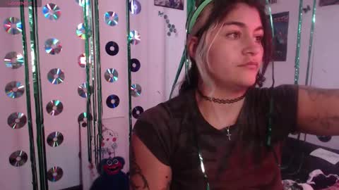 Snapshot of sweetdevil631 chatting on 09/29/25, 04:12 Abril online show from 09/29/25, 04:12