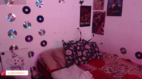 Snapshot of sweetdevil631 chatting on 10/15/25, 04:07 Abril online show from 10/15/25, 04:07