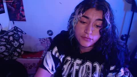 Snapshot of sweetdevil631 chatting on 10/17/25, 06:54 Abril online show from 10/17/25, 06:54