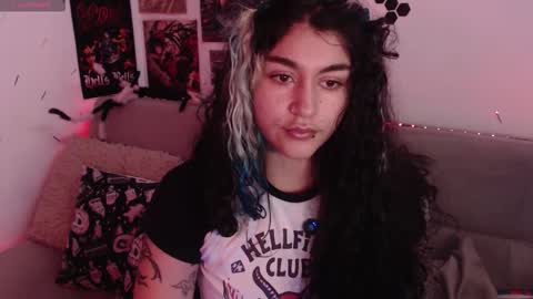 Snapshot of sweetdevil631 chatting on 10/22/25, 03:34 Abril online show from 10/22/25, 03:34