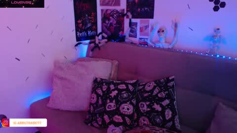 Snapshot of sweetdevil631 chatting on 10/24/25, 03:30 Abril online show from 10/24/25, 03:30