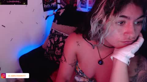 Snapshot of sweetdevil631 chatting on 10/28/25, 05:37 Abril online show from 10/28/25, 05:37