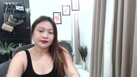 Snapshot of sweetestsmile_ chatting on 12/13/24, 04:00 Khaye online show from 12/13/24, 04:00