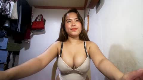 Snapshot of sweetie_trishiaxx chatting on 07/16/26, 01:28 Your GoodGirlSweet trish online show from 07/16/26, 01:28
