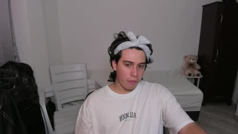 Snapshot of sweetlian_04 chatting on 12/17/25, 06:47 Lian online show from 12/17/25, 06:47