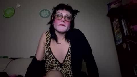 Snapshot of sweetpianobaby chatting on 11/08/25, 06:46 VannaDoll online show from 11/08/25, 06:46