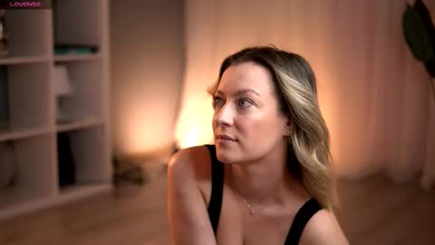 Snapshot of sweetrossie chatting on 02/09/26, 10:25 Rose online show from 02/09/26, 10:25