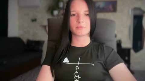 Snapshot of sweetshy99 chatting on 06/11/26, 06:17 Sweet Shy online show from 06/11/26, 06:17