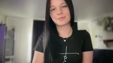 Snapshot of sweetshy99 chatting on 06/17/26, 02:40 Sweet Shy online show from 06/17/26, 02:40