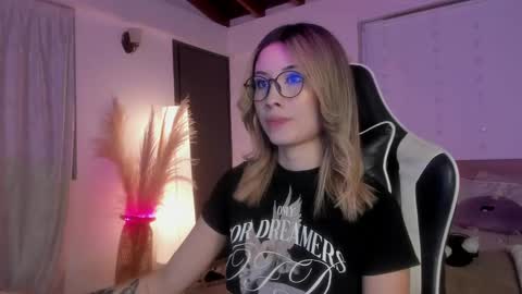 Cat independent model  online show from 02/23/25, 08:28