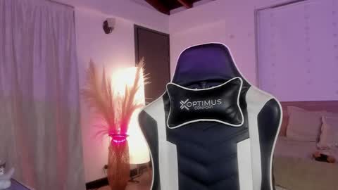 Cat independent model  online show from 02/25/25, 04:14