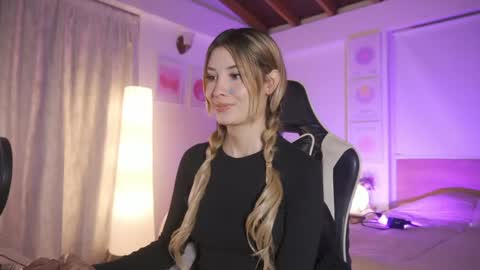 Cat independent model  online show from 04/29/26, 12:16