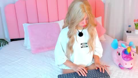 sweett_fire online show from 04/18/26, 05:39