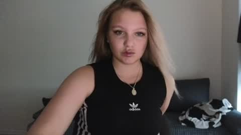 Snapshot of sweety_bettyyy chatting on 07/28/26, 03:21 Betty online show from 07/28/26, 03:21