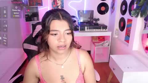 Snapshot of sweety_smilee chatting on 06/08/26, 07:47 Emma online show from 06/08/26, 07:47