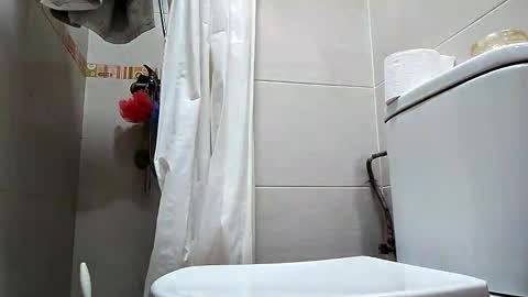 Snapshot of sweetywhity2 chatting on 04/24/26, 05:15 Silvia online show from 04/24/26, 05:15