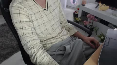 SwetLittleBoy4u online show from 11/25/25, 08:03