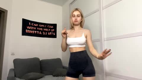 Snapshot of sydneyhackathorn chatting on 01/13/26, 05:18 Mona online show from 01/13/26, 05:18