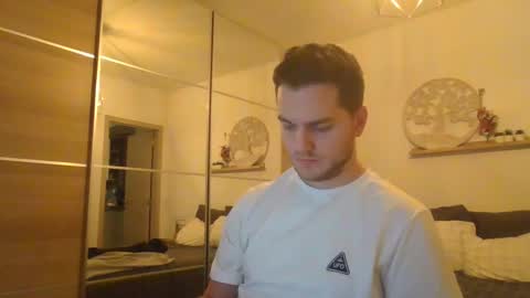 syl092 online show from 12/04/24, 04:27