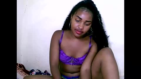 Snapshot of sylviasexy27 chatting on 01/01/25, 05:33 sylviasexy27 online show from 01/01/25, 05:33