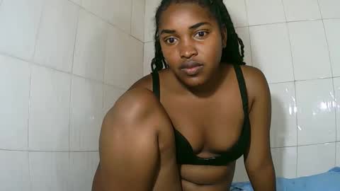 Snapshot of sylviasexy27 chatting on 02/18/25, 12:15 sylviasexy27 online show from 02/18/25, 12:15