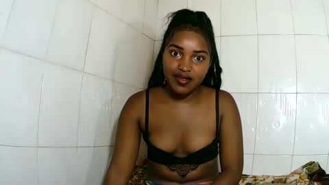 Snapshot of sylviasexy27 chatting on 02/21/25, 01:22 sylviasexy27 online show from 02/21/25, 01:22