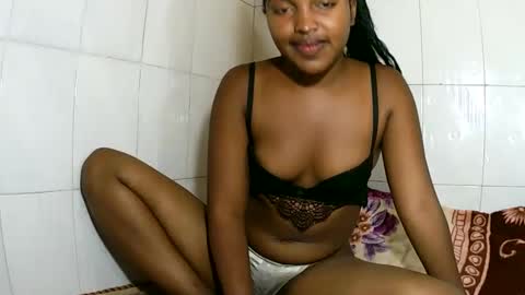 Snapshot of sylviasexy27 chatting on 02/21/25, 04:29 sylviasexy27 online show from 02/21/25, 04:29