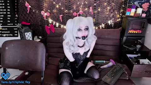 Snapshot of sylvie_fey chatting on 01/01/25, 05:43 Sylvie online show from 01/01/25, 05:43
