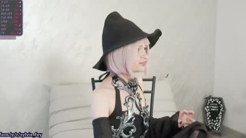 Snapshot of sylvie_fey chatting on 10/03/25, 09:12 Sylvie online show from 10/03/25, 09:12