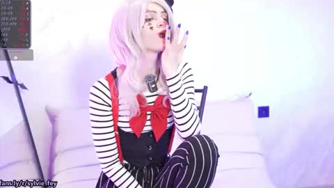 Snapshot of sylvie_fey chatting on 10/05/25, 11:02 Sylvie online show from 10/05/25, 11:02