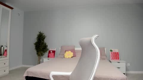 Mila online show from 11/03/25, 12:35