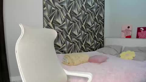 Mila online show from 12/04/25, 01:48