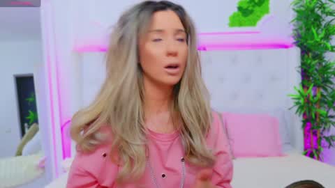 Snapshot of taahiraarabian chatting on 12/12/24, 01:28 Arianna online show from 12/12/24, 01:28