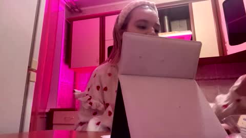 Mia online show from 02/25/26, 06:39