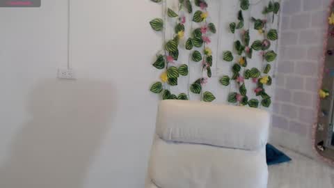 Tania  online show from 10/23/25, 05:33