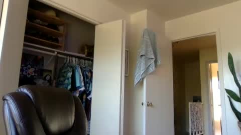 Snapshot of tantrichealing chatting on 01/11/25, 05:18 Dr. Love online show from 01/11/25, 05:18