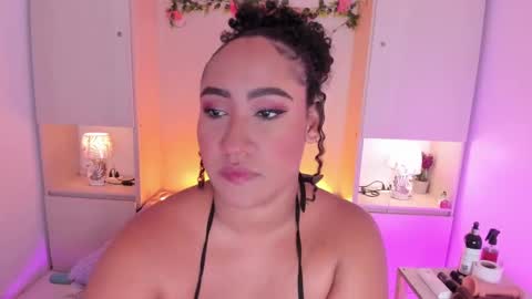 Snapshot of tarawiilson_ chatting on 09/13/25, 04:12  T A R A  online show from 09/13/25, 04:12