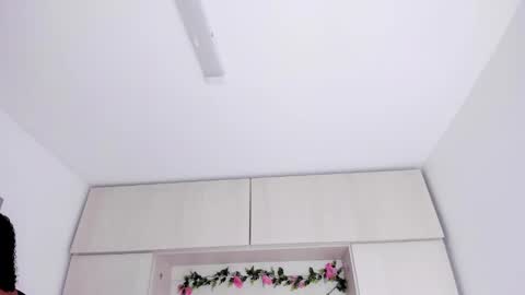 Snapshot of tarawiilson_ chatting on 09/14/25, 04:11  T A R A  online show from 09/14/25, 04:11
