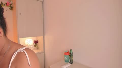 Snapshot of tarawiilson_ chatting on 10/12/25, 04:11  T A R A  online show from 10/12/25, 04:11