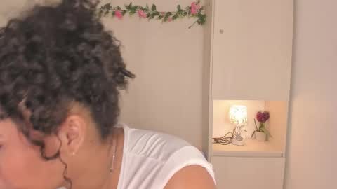 Snapshot of tarawiilson_ chatting on 10/25/25, 04:31  T A R A  online show from 10/25/25, 04:31