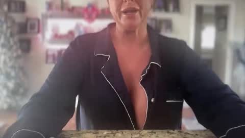 Snapshot of tastycupcake69 chatting on 12/16/25, 06:46 veronicabrian online show from 12/16/25, 06:46