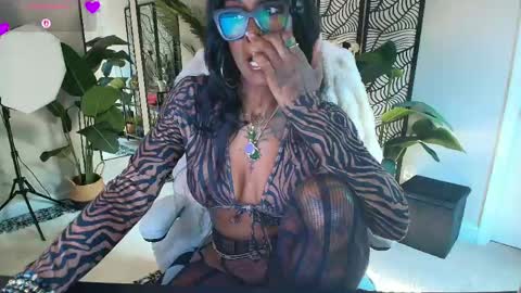 Snapshot of tatted_vixen chatting on 05/17/26, 08:49 Tatted Queen online show from 05/17/26, 08:49