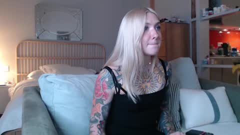 Snapshot of tattoobbgirl chatting on 02/07/25, 05:18 tattoobbgirl online show from 02/07/25, 05:18