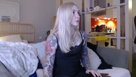 Snapshot of tattoobbgirl chatting on 02/10/25, 09:04 tattoobbgirl online show from 02/10/25, 09:04