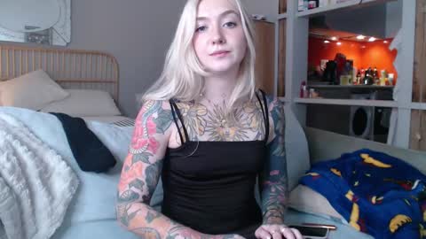 Snapshot of tattoobbgirl chatting on 02/20/25, 04:25 tattoobbgirl online show from 02/20/25, 04:25