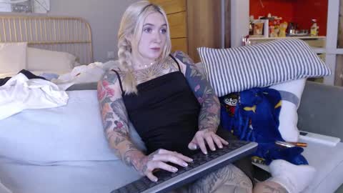 Snapshot of tattoobbgirl chatting on 03/05/25, 04:35 tattoobbgirl online show from 03/05/25, 04:35